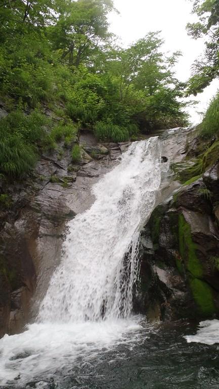 大きな滝は二つありました。これは一つ目１０m程。登れるか？